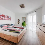 Zenit Sunrise Oasis -garage, Balcony & Smart Tv Budapesta