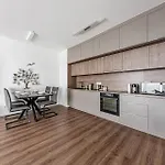 Zenit Sunrise Oasis -garage, Balcony & Smart Tv