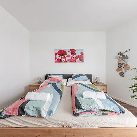 Zenit Sunrise Oasis -garage, Balcony & Smart Tv Lägenhet