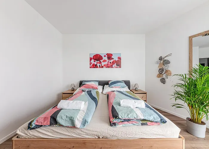 Zenit Sunrise Oasis -garage, Balcony&smart Tv Apartment